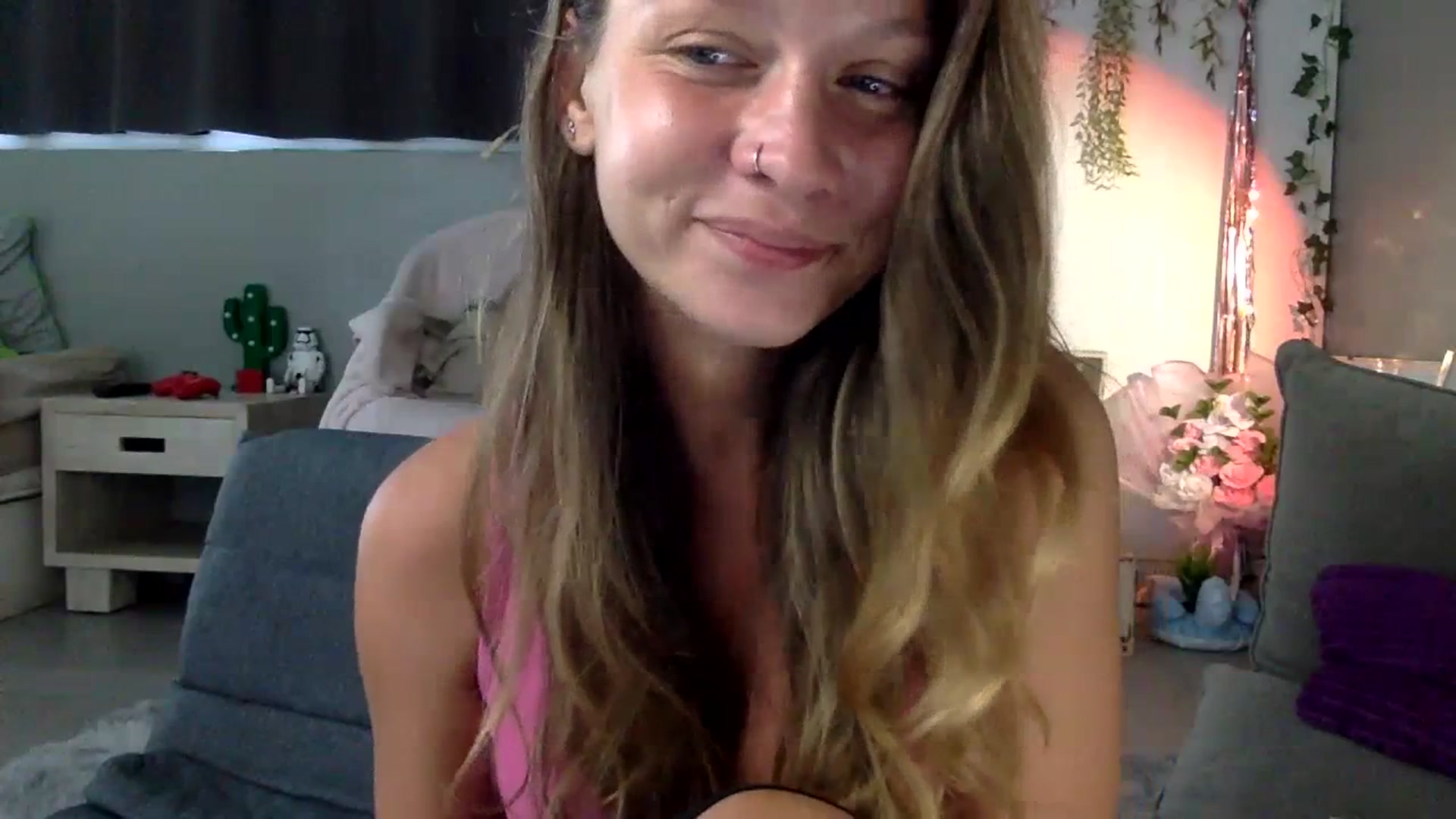 Gallery image thumbnail from Qi_ra's myfreecams stream on, 07/03/2023, 01:33 image 15 of 20