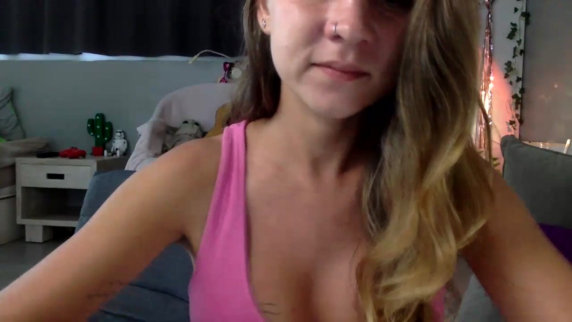 Gallery image thumbnail from Qi_ra's myfreecams stream on, 07/03/2023, 01:33 image 17 of 20