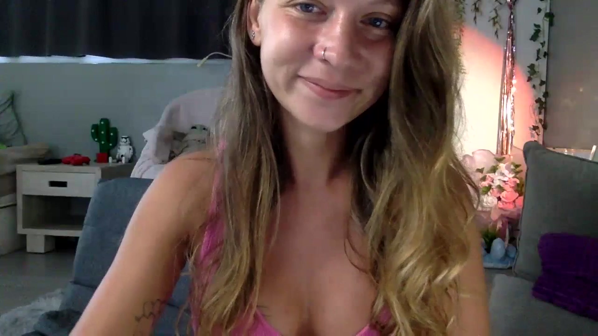Gallery image thumbnail from Qi_ra's myfreecams stream on, 07/03/2023, 01:33 image 20 of 20