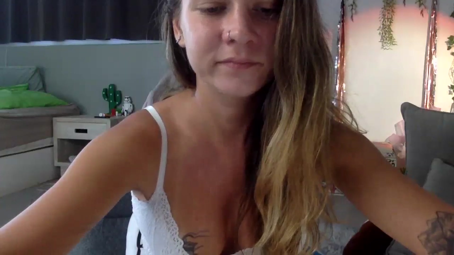 Gallery image thumbnail from Qi_ra's myfreecams stream on, 07/24/2023, 04:09 image 8 of 20