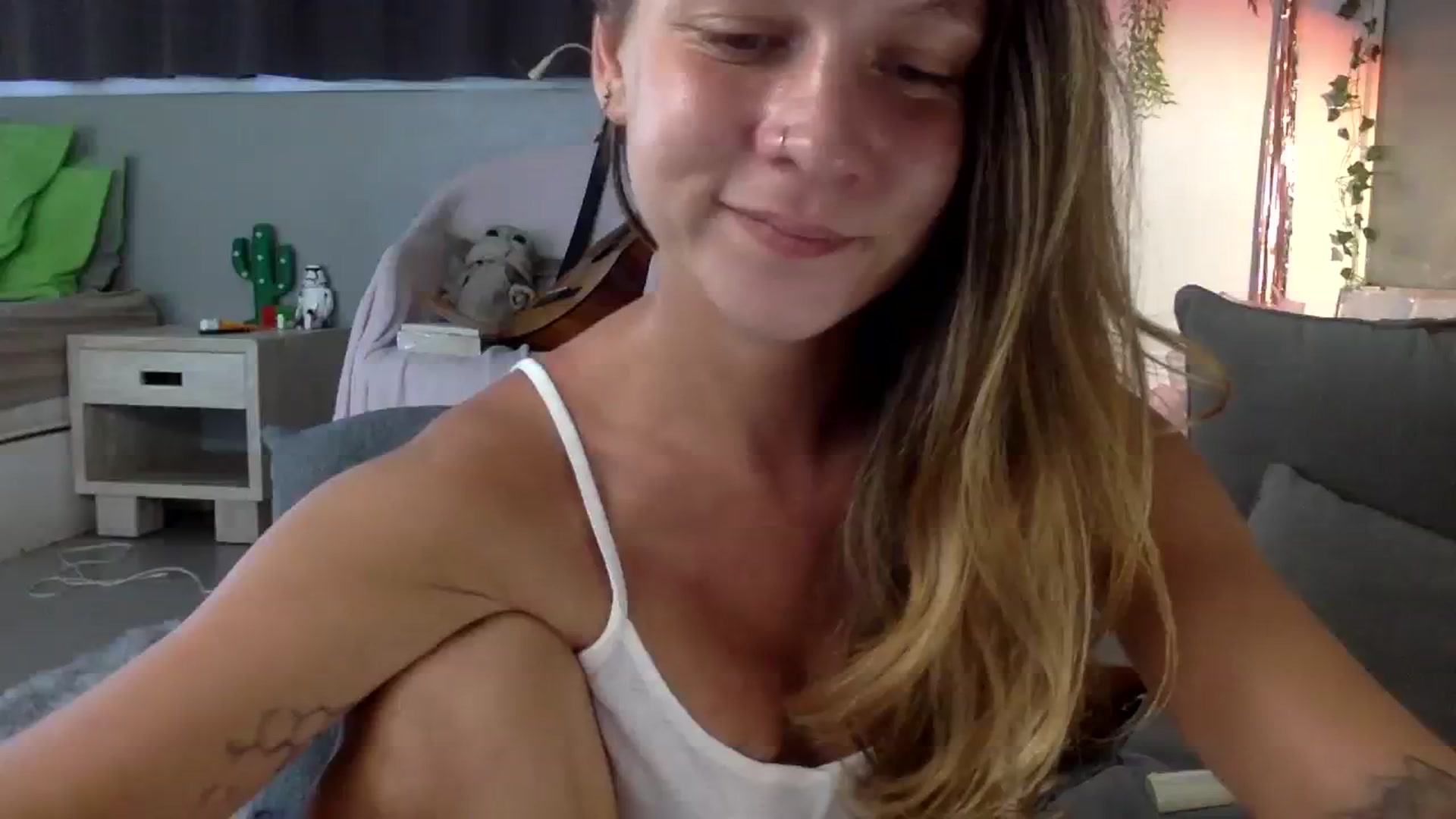 Gallery image thumbnail from Qi_ra's myfreecams stream on, 07/25/2023, 04:46 image 17 of 20