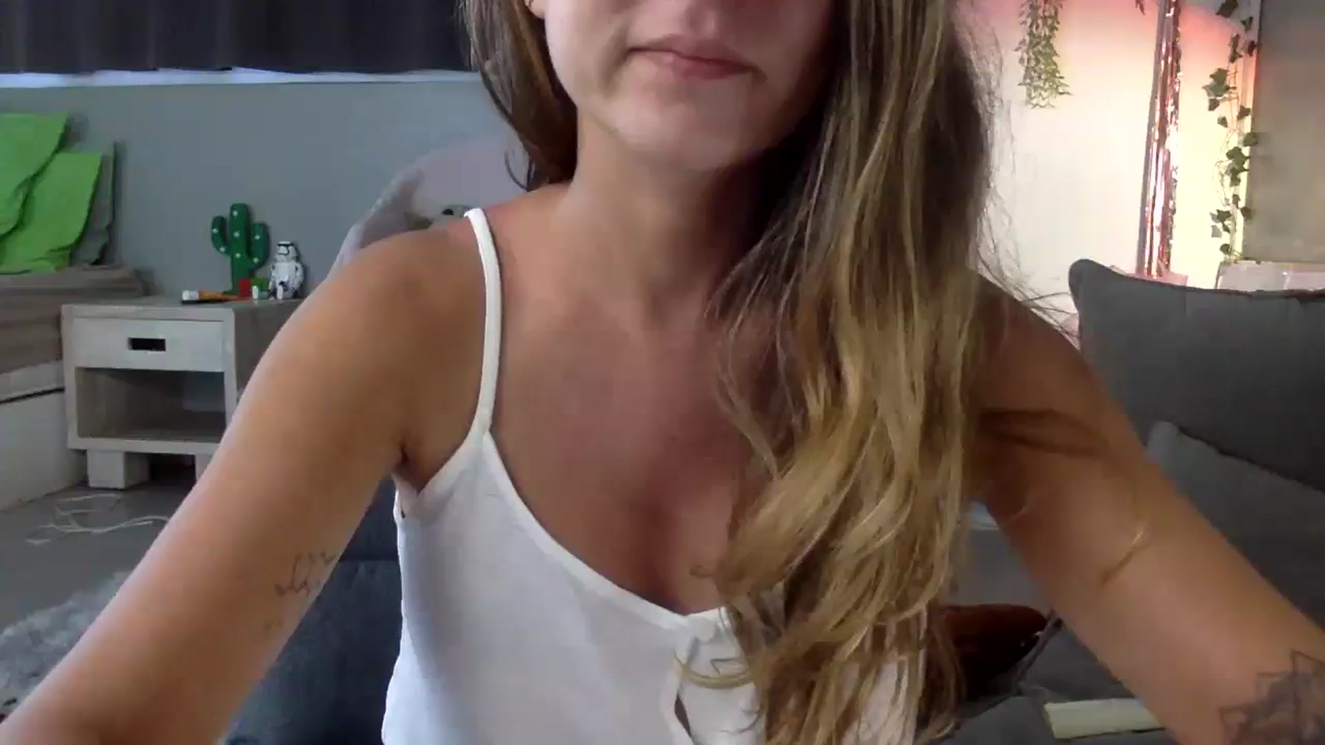 Gallery image thumbnail from Qi_ra's myfreecams stream on, 07/25/2023, 04:46 image 16 of 20