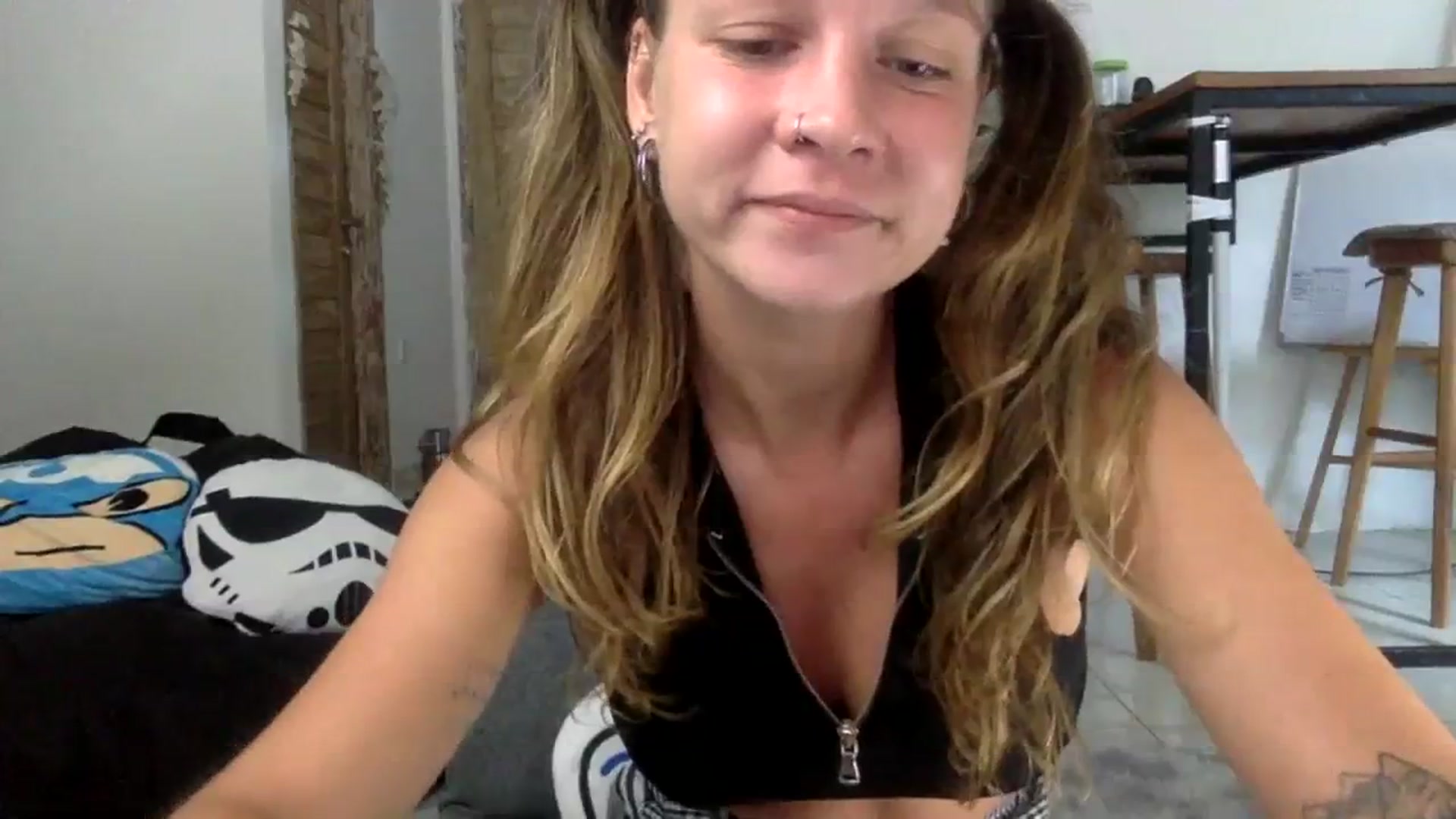 Gallery image thumbnail from Qi_ra's myfreecams stream on, 08/17/2023, 01:06 image 2 of 20
