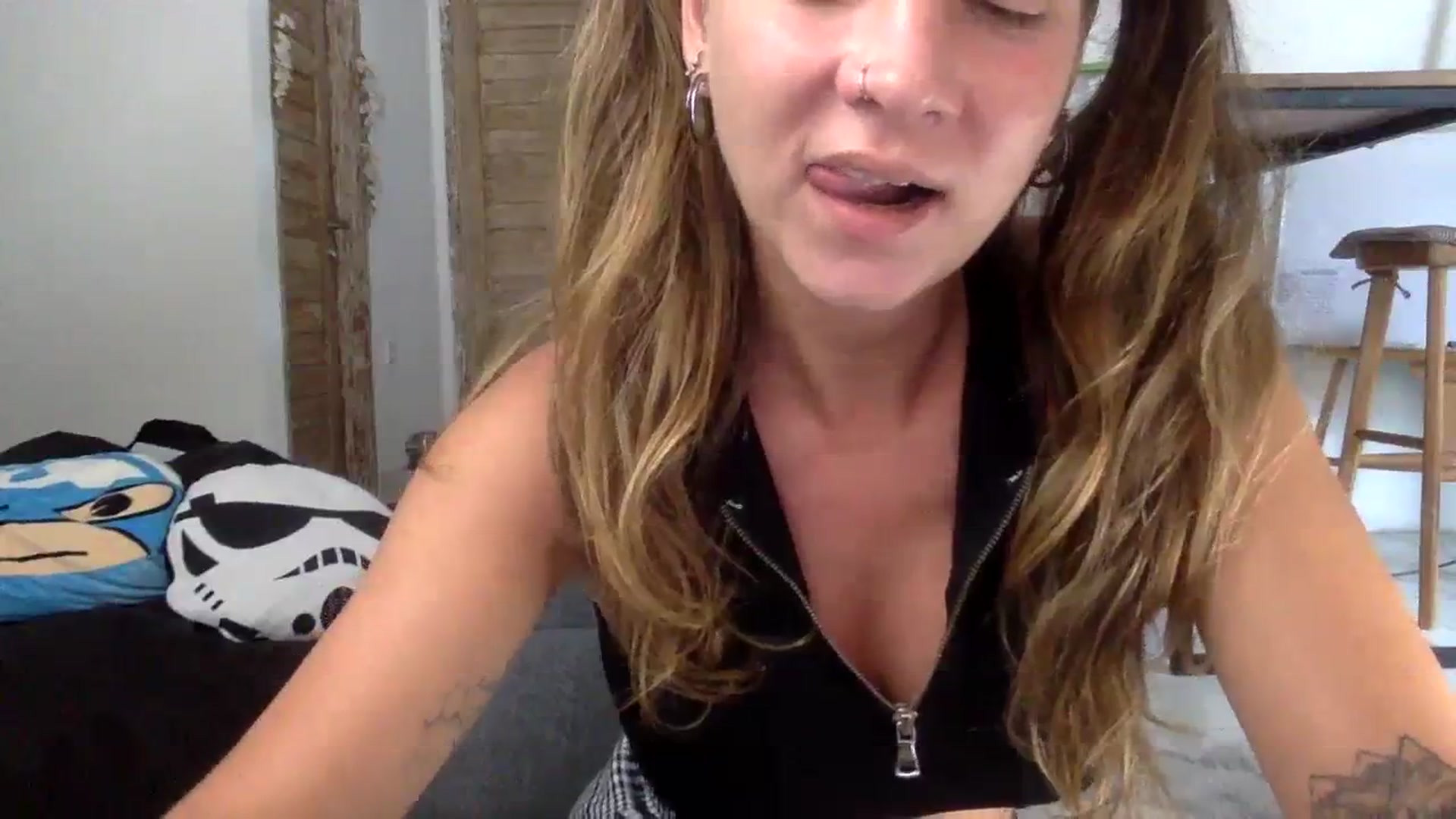 Gallery image thumbnail from Qi_ra's myfreecams stream on, 08/17/2023, 02:21 image 11 of 20