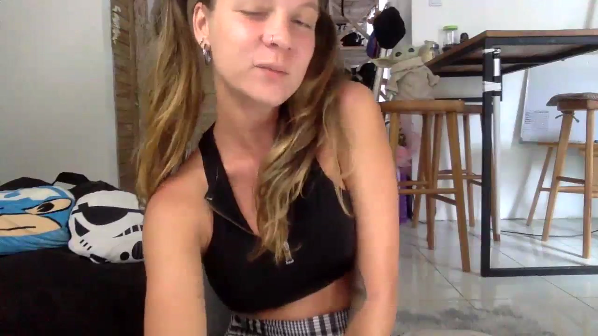 Gallery image thumbnail from Qi_ra's myfreecams stream on, 08/17/2023, 02:21 image 10 of 20