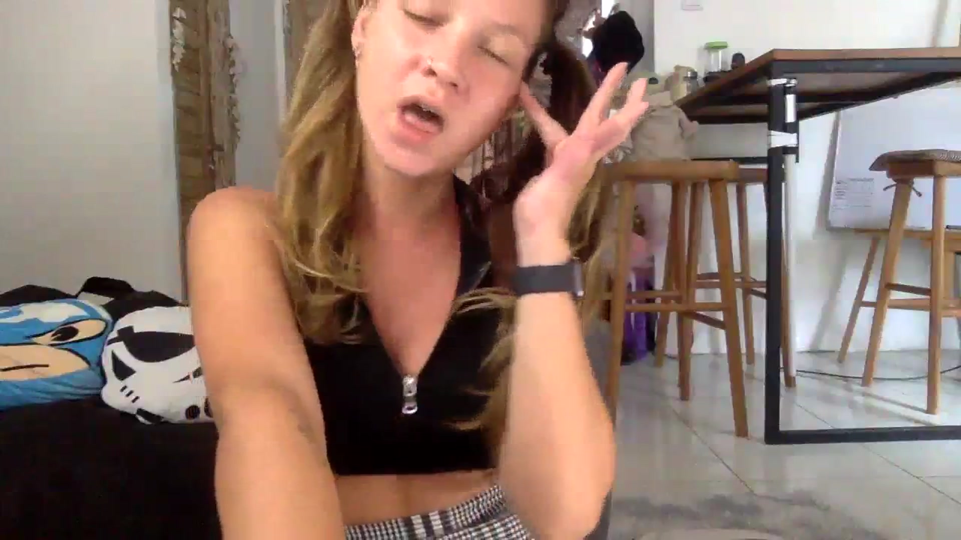 Gallery image thumbnail from Qi_ra's myfreecams stream on, 08/17/2023, 02:21 image 17 of 20