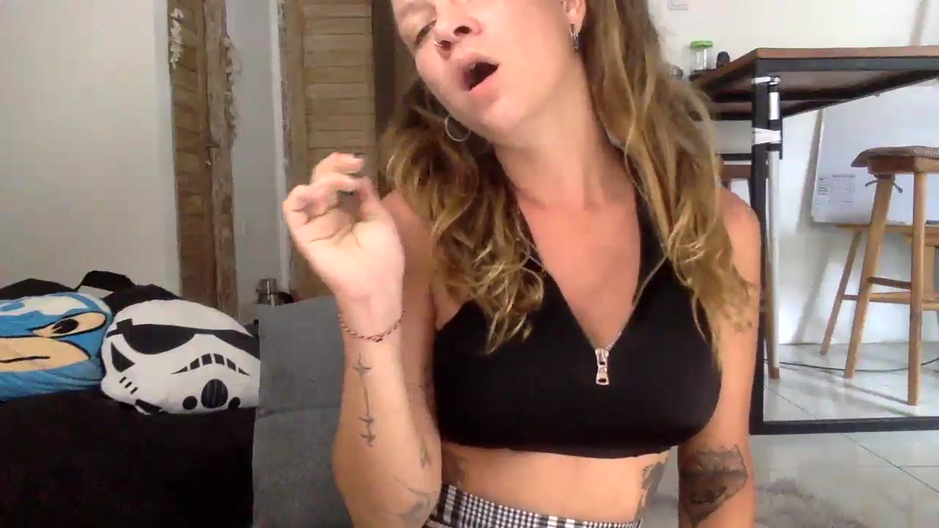 Gallery image thumbnail from Qi_ra's myfreecams stream on, 08/17/2023, 02:21 image 18 of 20