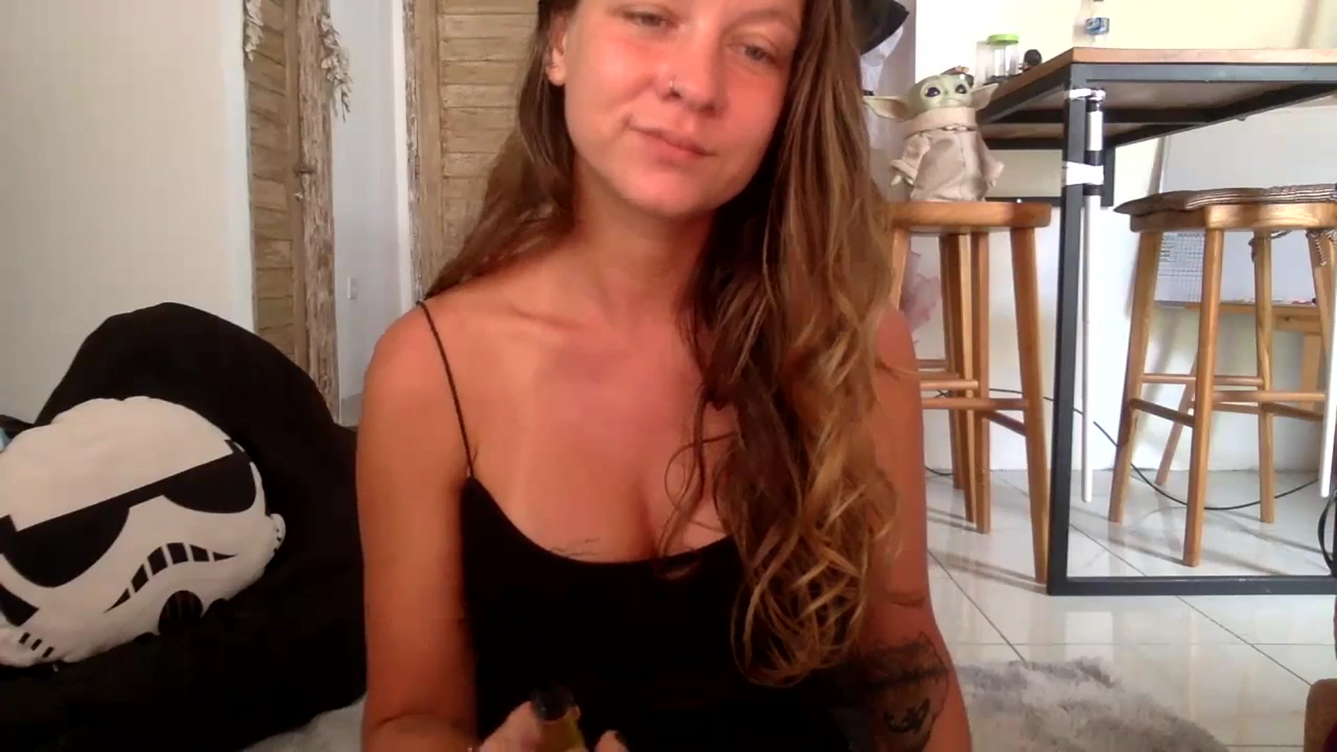 Gallery image thumbnail from Qi_ra's myfreecams stream on, 08/24/2023, 01:43 image 17 of 20