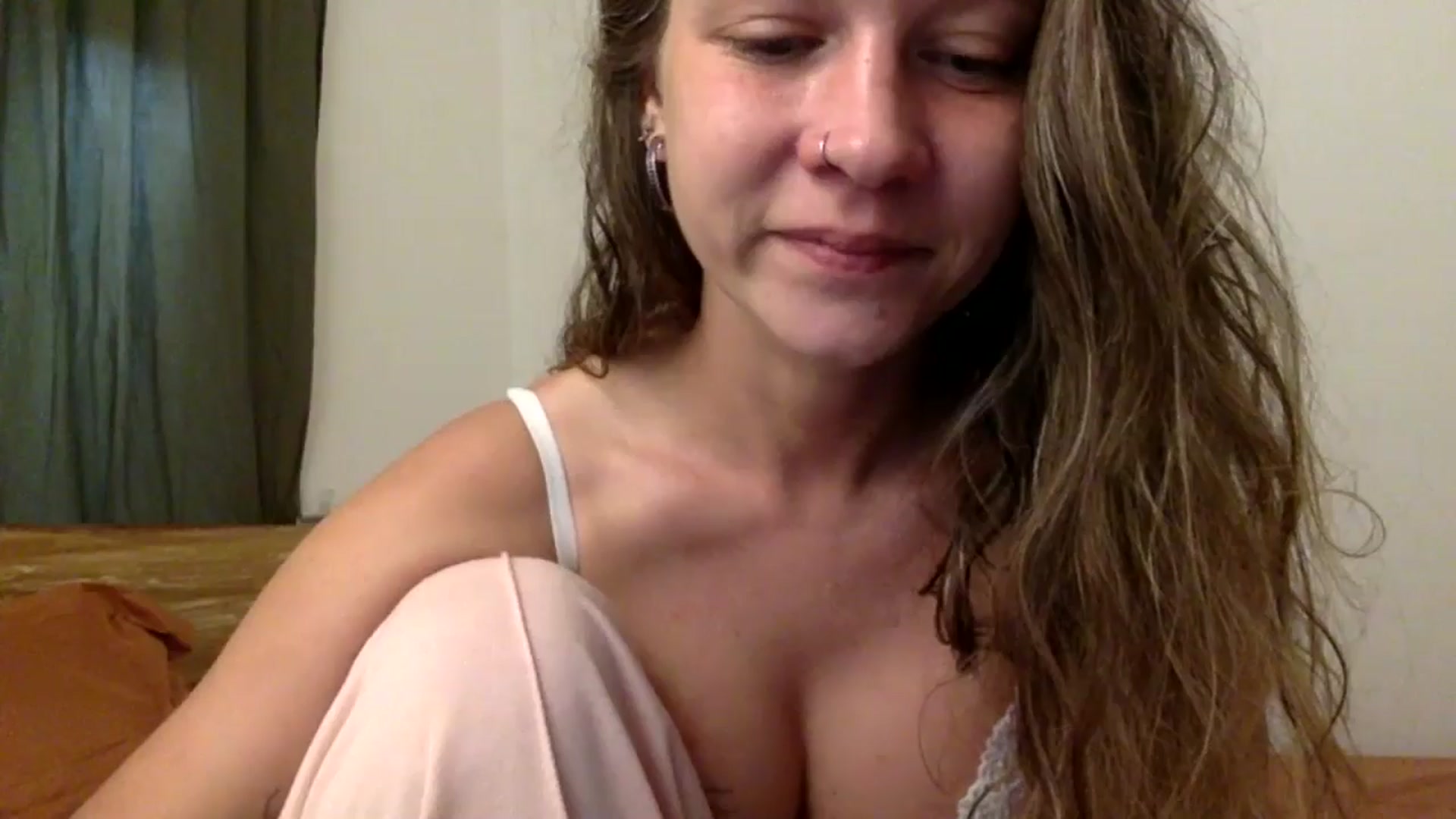 Gallery image thumbnail from Qi_ra's myfreecams stream on, 05/27/2024, 24:01 image 7 of 20