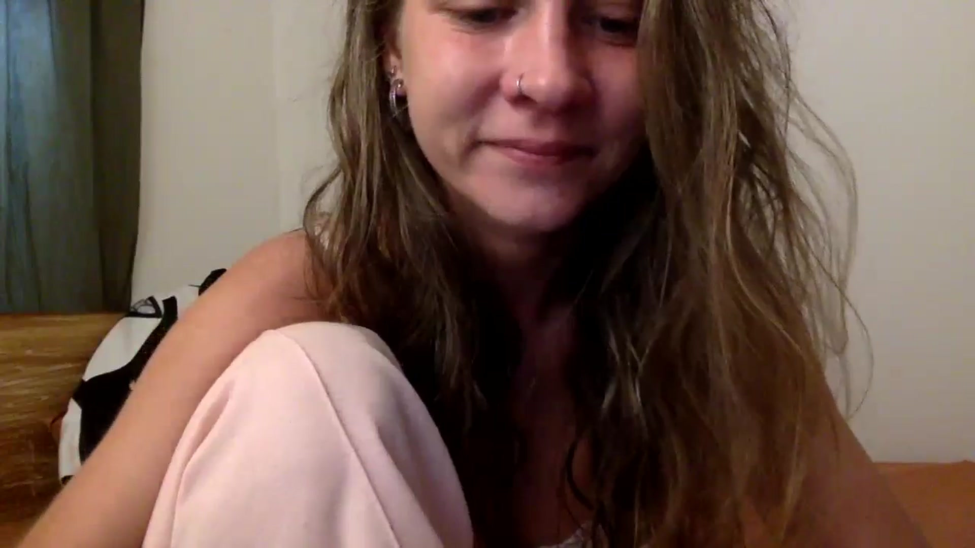 Gallery image thumbnail from Qi_ra's myfreecams stream on, 05/27/2024, 24:25 image 6 of 20