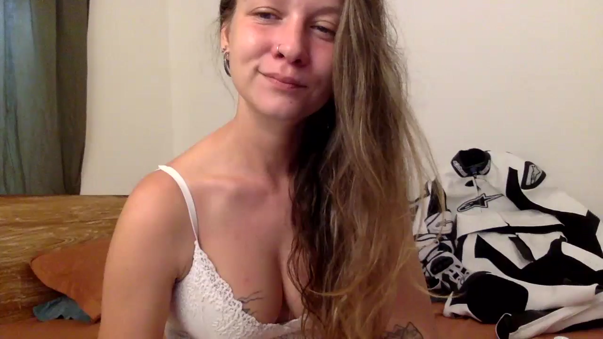 Gallery image thumbnail from Qi_ra's myfreecams stream on, 05/27/2024, 24:25 image 14 of 20