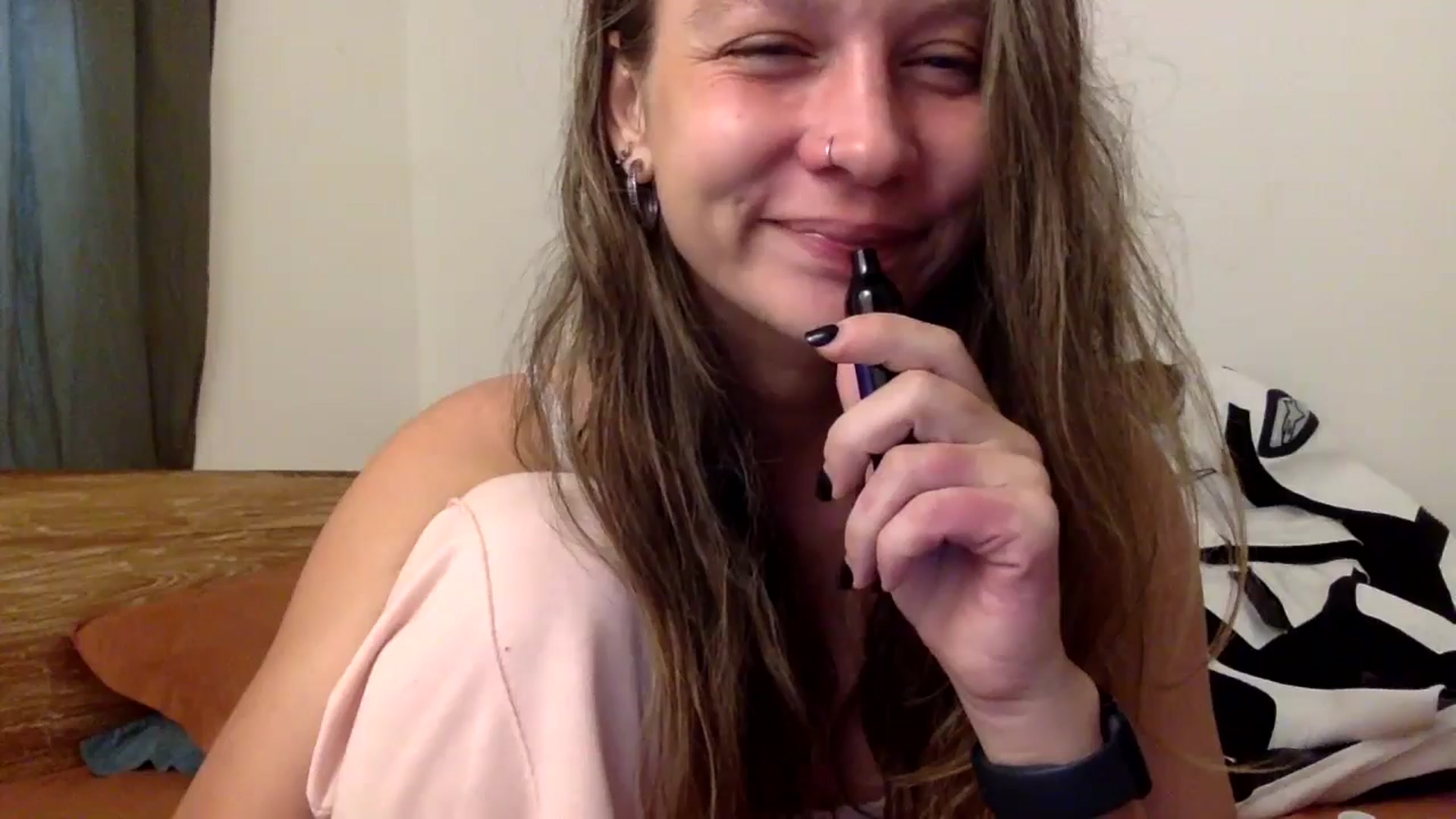 Gallery image thumbnail from Qi_ra's myfreecams stream on, 05/27/2024, 24:25 image 18 of 20