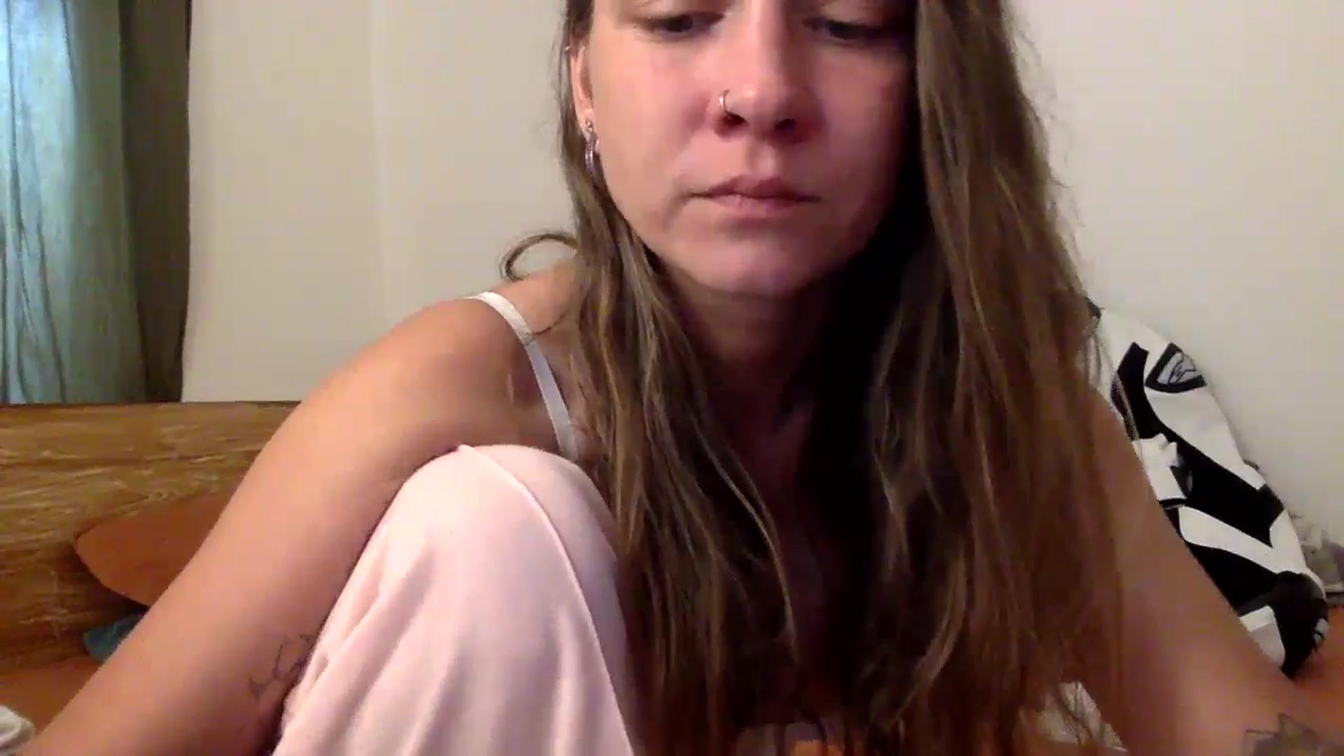 Gallery image thumbnail from Qi_ra's myfreecams stream on, 05/27/2024, 02:00 image 17 of 20
