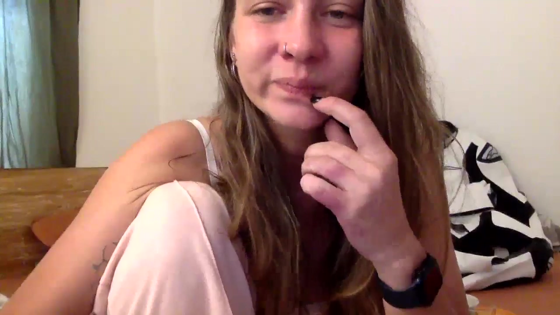 Gallery image thumbnail from Qi_ra's myfreecams stream on, 05/27/2024, 02:00 image 19 of 20