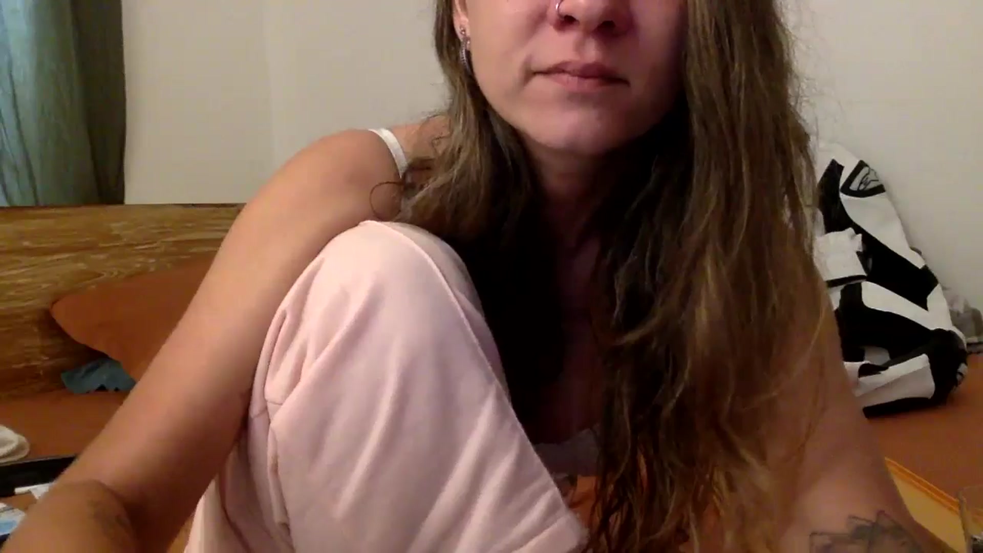 Gallery image thumbnail from Qi_ra's myfreecams stream on, 05/27/2024, 02:00 image 16 of 20
