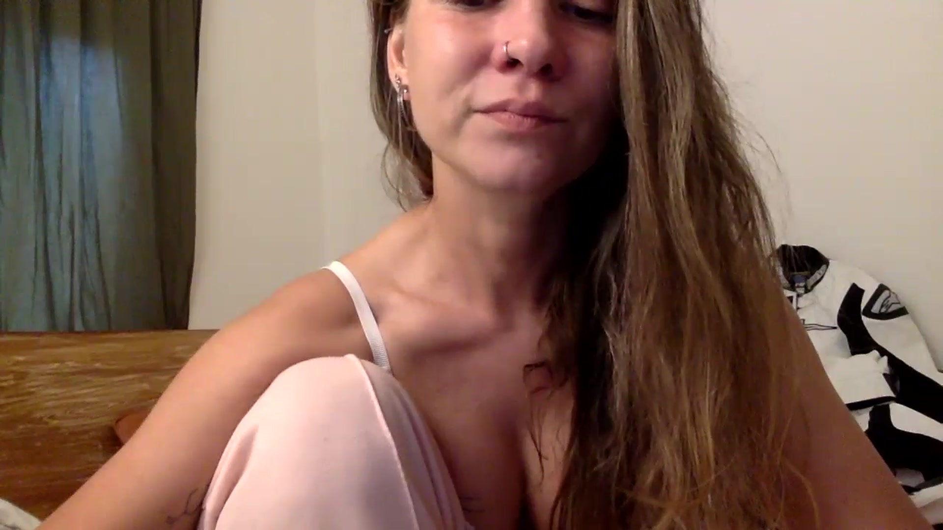 Gallery image thumbnail from Qi_ra's myfreecams stream on, 05/27/2024, 02:00 image 4 of 20