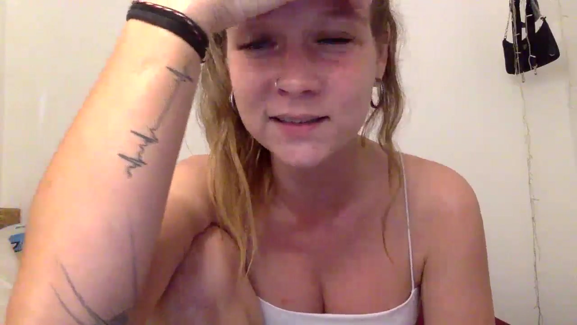 Gallery image thumbnail from Qi_ra's myfreecams stream on, 06/06/2024, 08:37 image 19 of 20