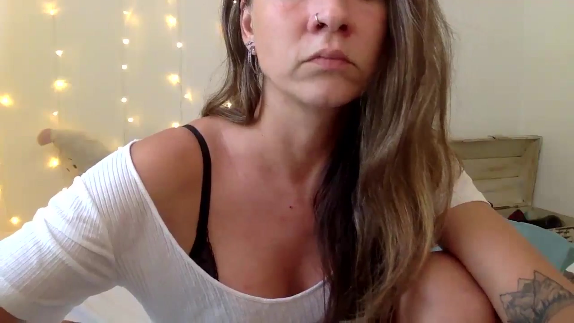 Gallery image thumbnail from Qi_ra's myfreecams stream on, 10/17/2024, 06:47 image 10 of 20