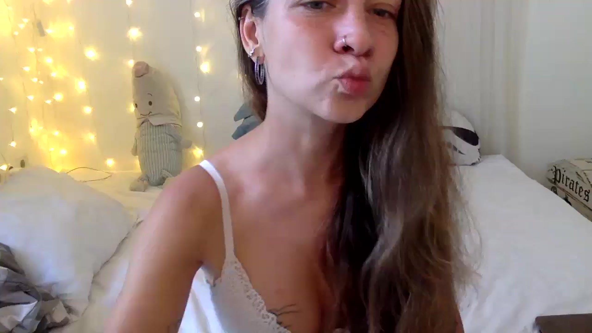 Gallery image thumbnail from Qi_ra's myfreecams stream on, 10/29/2024, 01:42 image 14 of 20