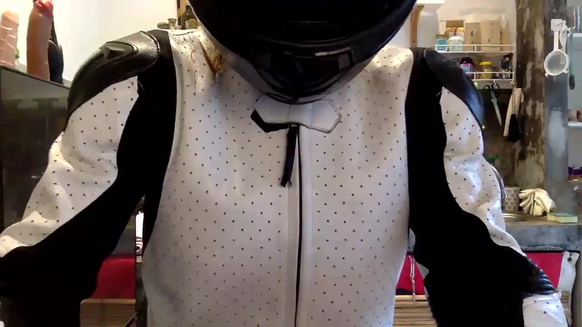 Gallery image thumbnail from Qi_ra's myfreecams stream on, 11/29/2024, 24:56 image 12 of 20