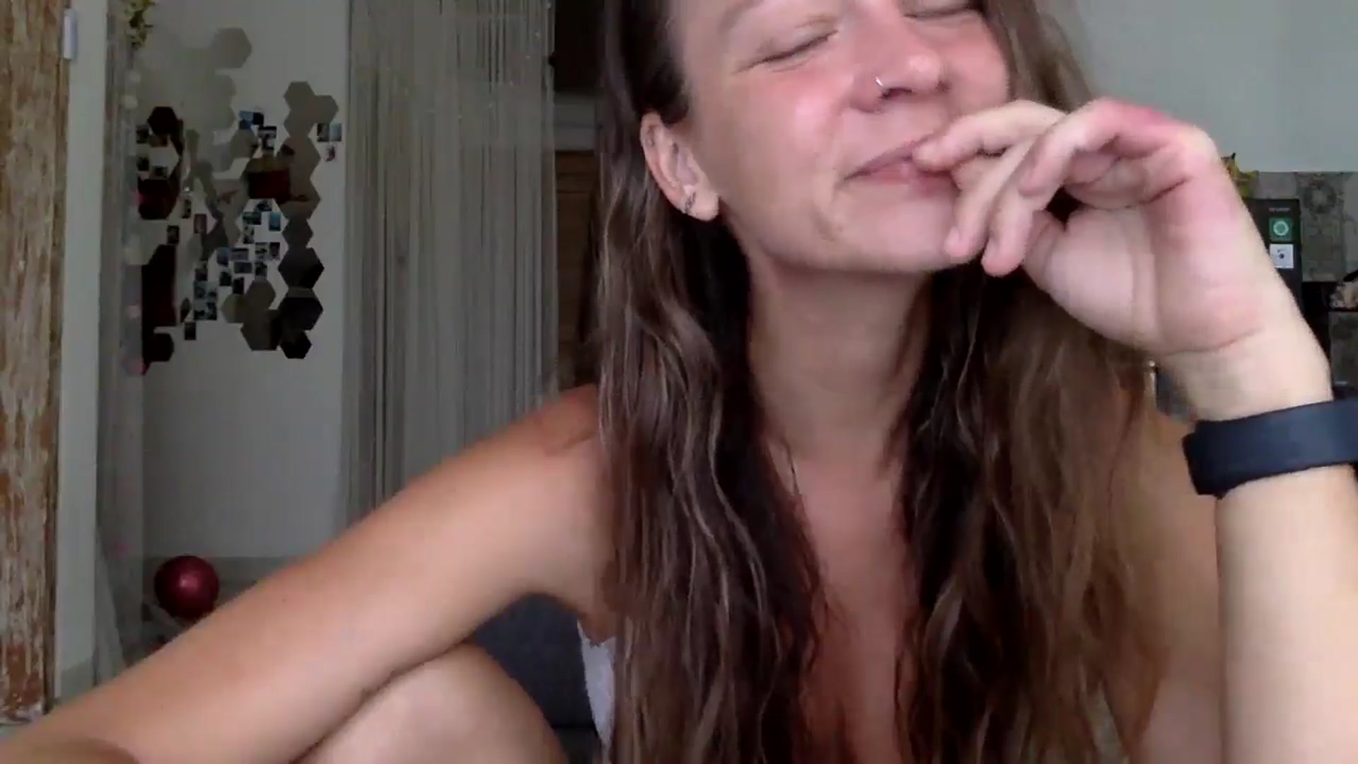 Gallery image thumbnail from Qi_ra's myfreecams stream on, 01/20/2025, 24:44 image 6 of 20