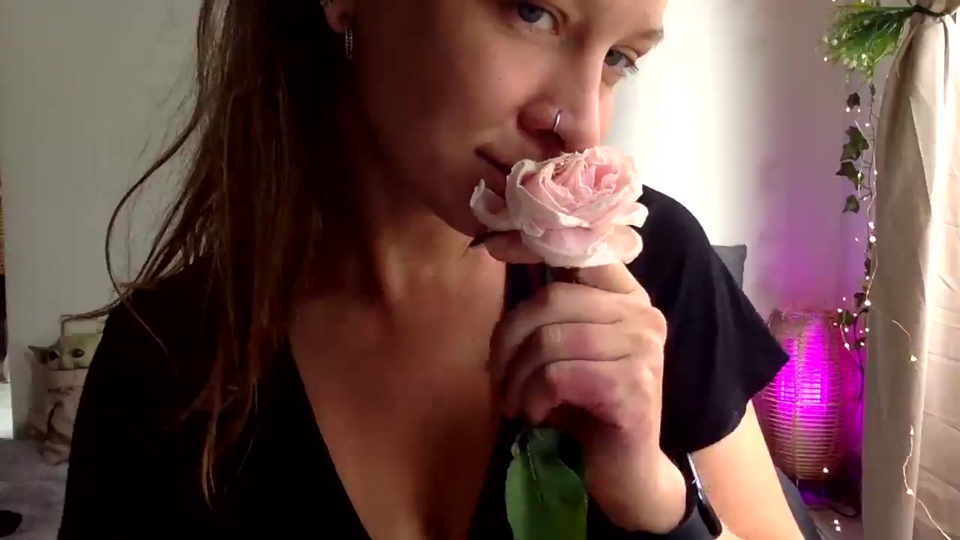 Gallery image thumbnail from Qi_ra's myfreecams stream on, 03/16/2025, 01:45 image 14 of 20
