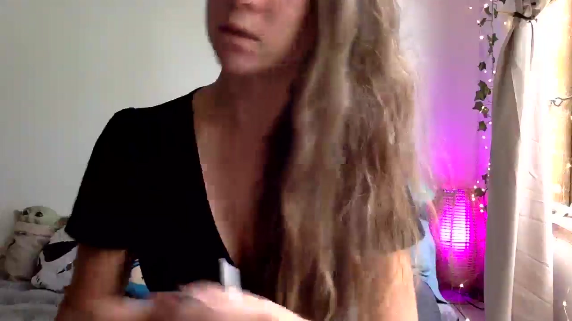 Gallery image thumbnail from Qi_ra's myfreecams stream on, 03/31/2025, 24:59 image 8 of 20