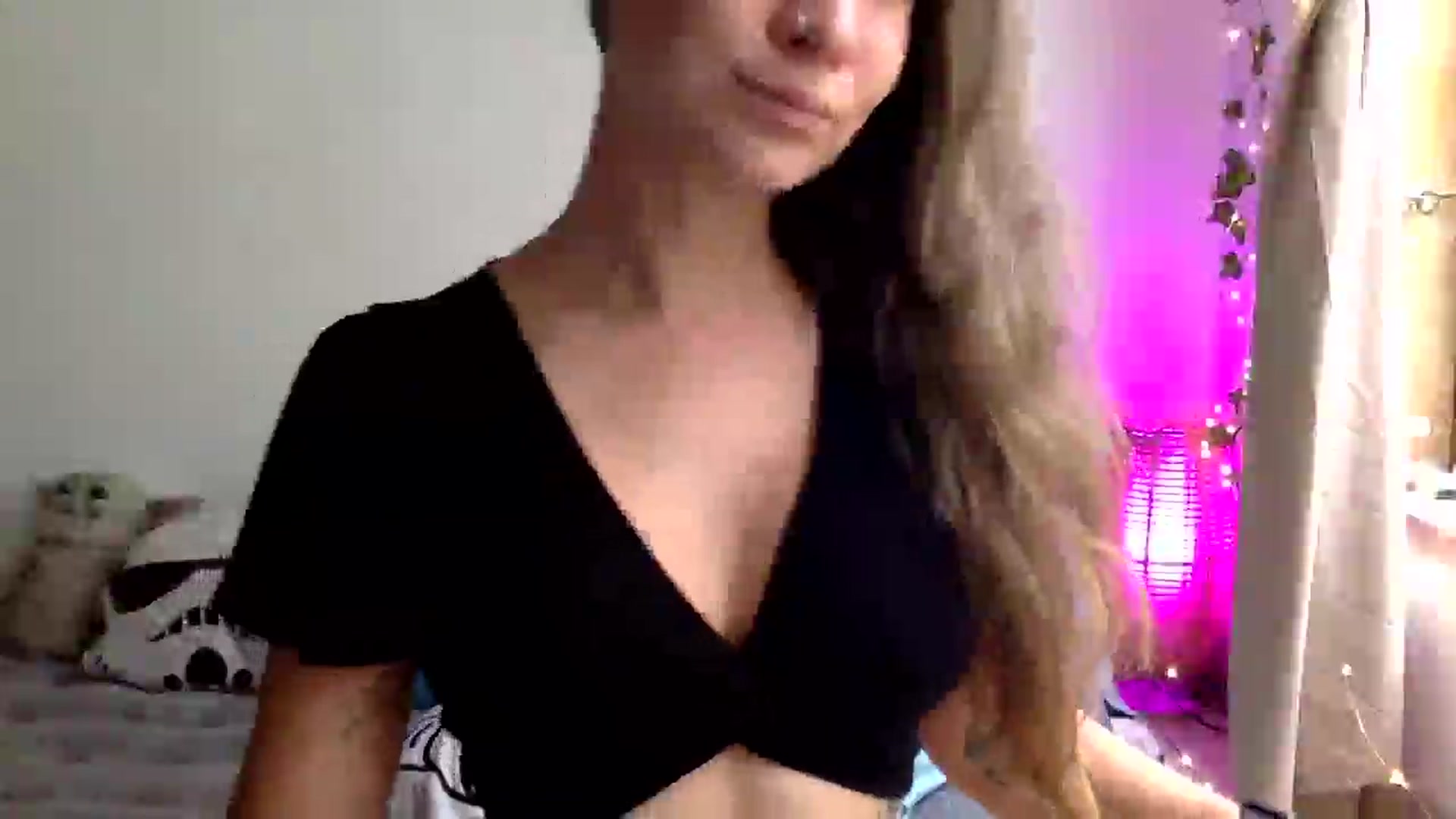 Gallery image thumbnail from Qi_ra's myfreecams stream on, 03/31/2025, 01:00 image 16 of 20