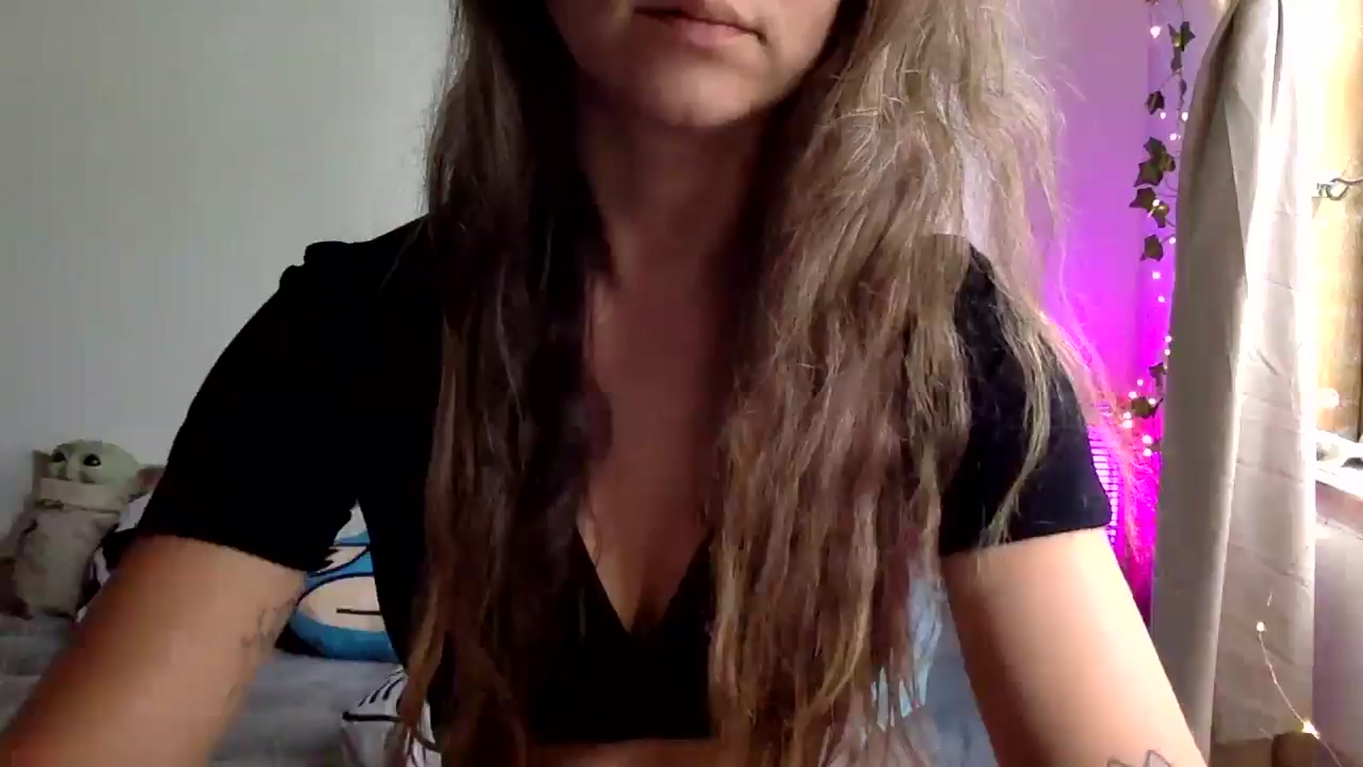 Gallery image thumbnail from Qi_ra's myfreecams stream on, 03/31/2025, 01:00 image 17 of 20