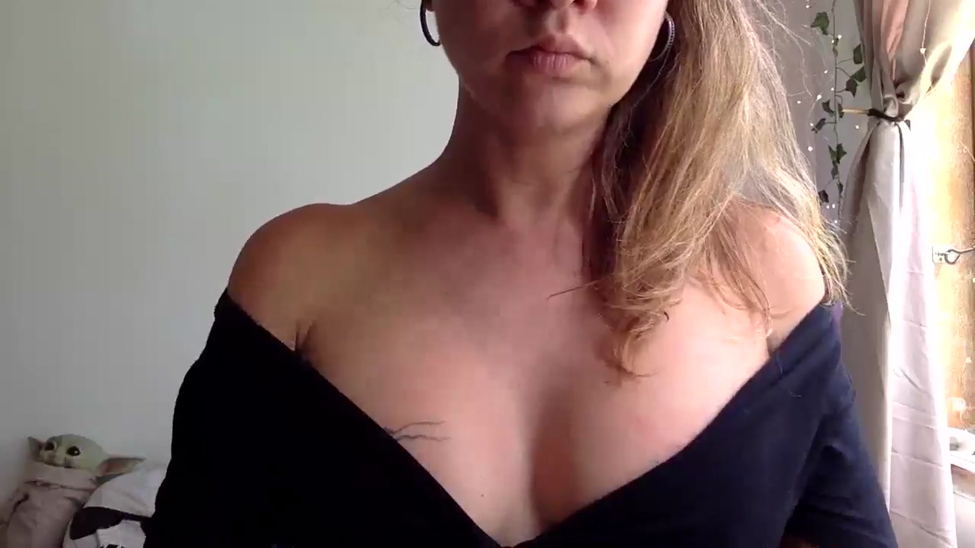 Gallery image thumbnail from Qi_ra's myfreecams stream on, 03/31/2025, 03:37 image 10 of 20