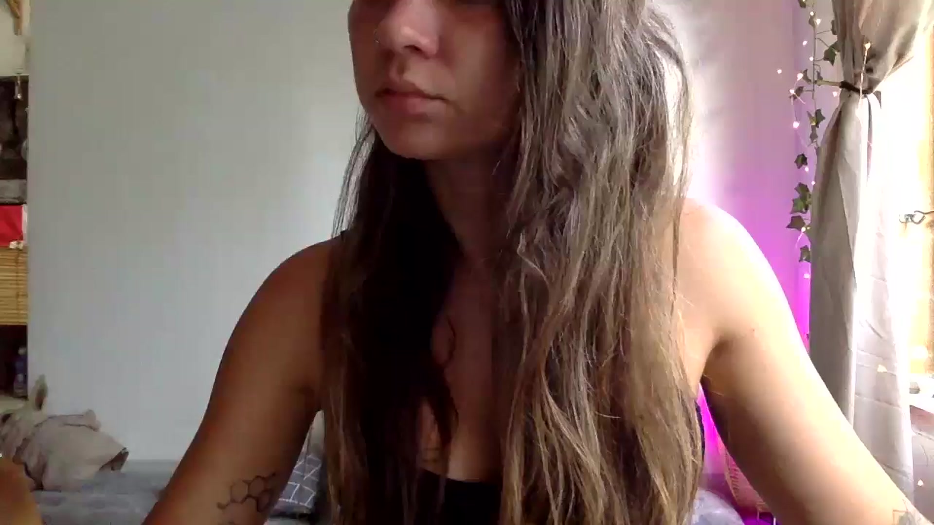Gallery image thumbnail from Qi_ra's myfreecams stream on, 04/07/2025, 24:04 image 7 of 20