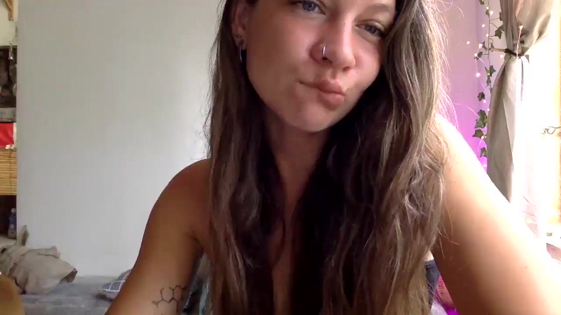 Gallery image thumbnail from Qi_ra's myfreecams stream on, 04/07/2025, 24:04 image 10 of 20