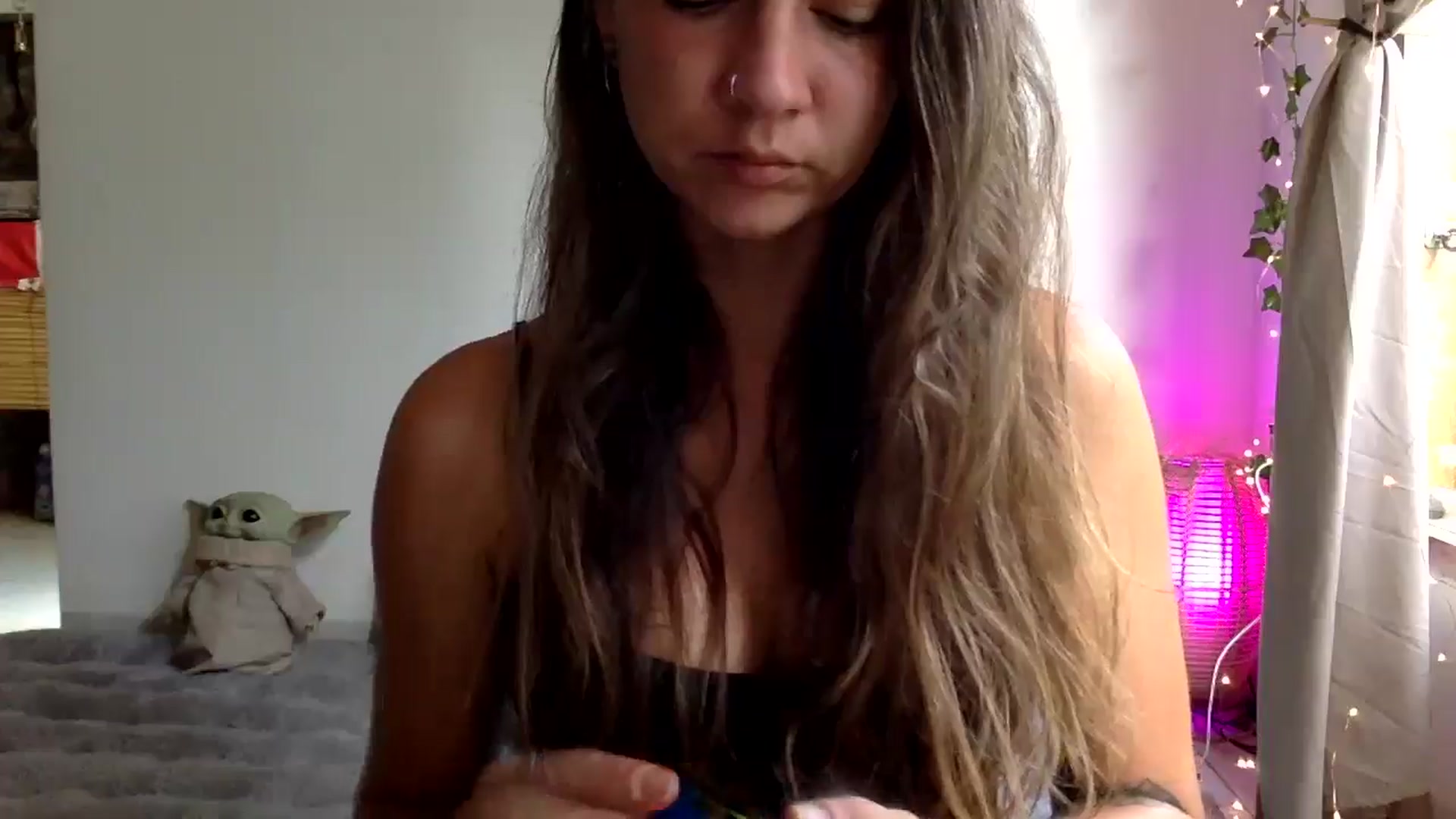 Gallery image thumbnail from Qi_ra's myfreecams stream on, 04/07/2025, 24:04 image 14 of 20