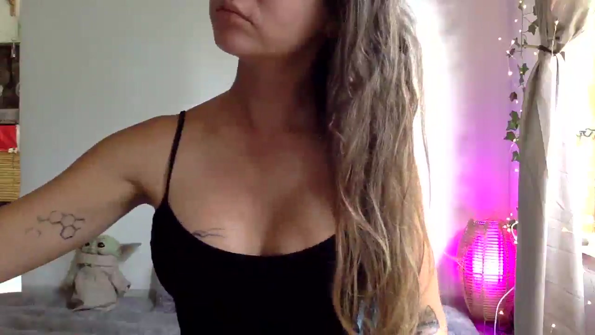 Gallery image thumbnail from Qi_ra's myfreecams stream on, 04/07/2025, 24:04 image 19 of 20