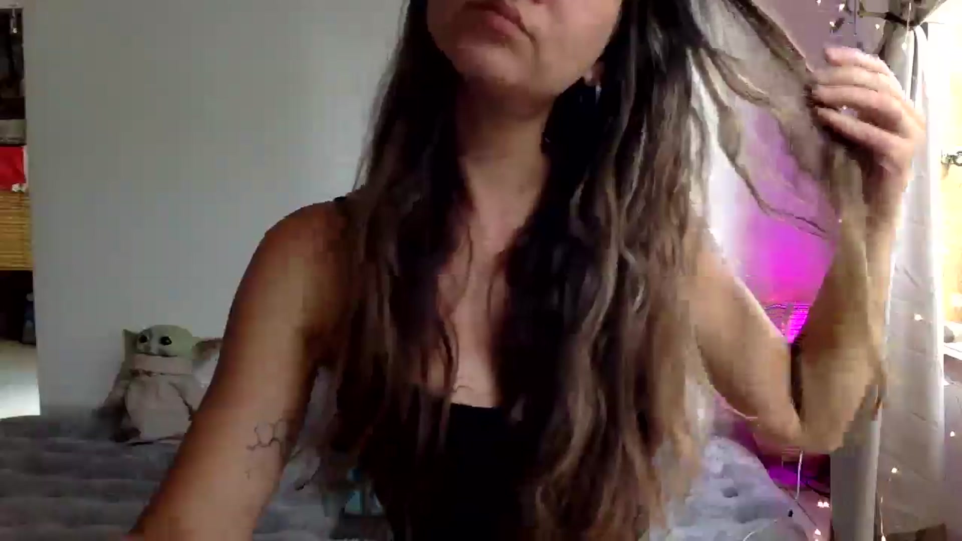 Gallery image thumbnail from Qi_ra's myfreecams stream on, 04/07/2025, 24:04 image 15 of 20