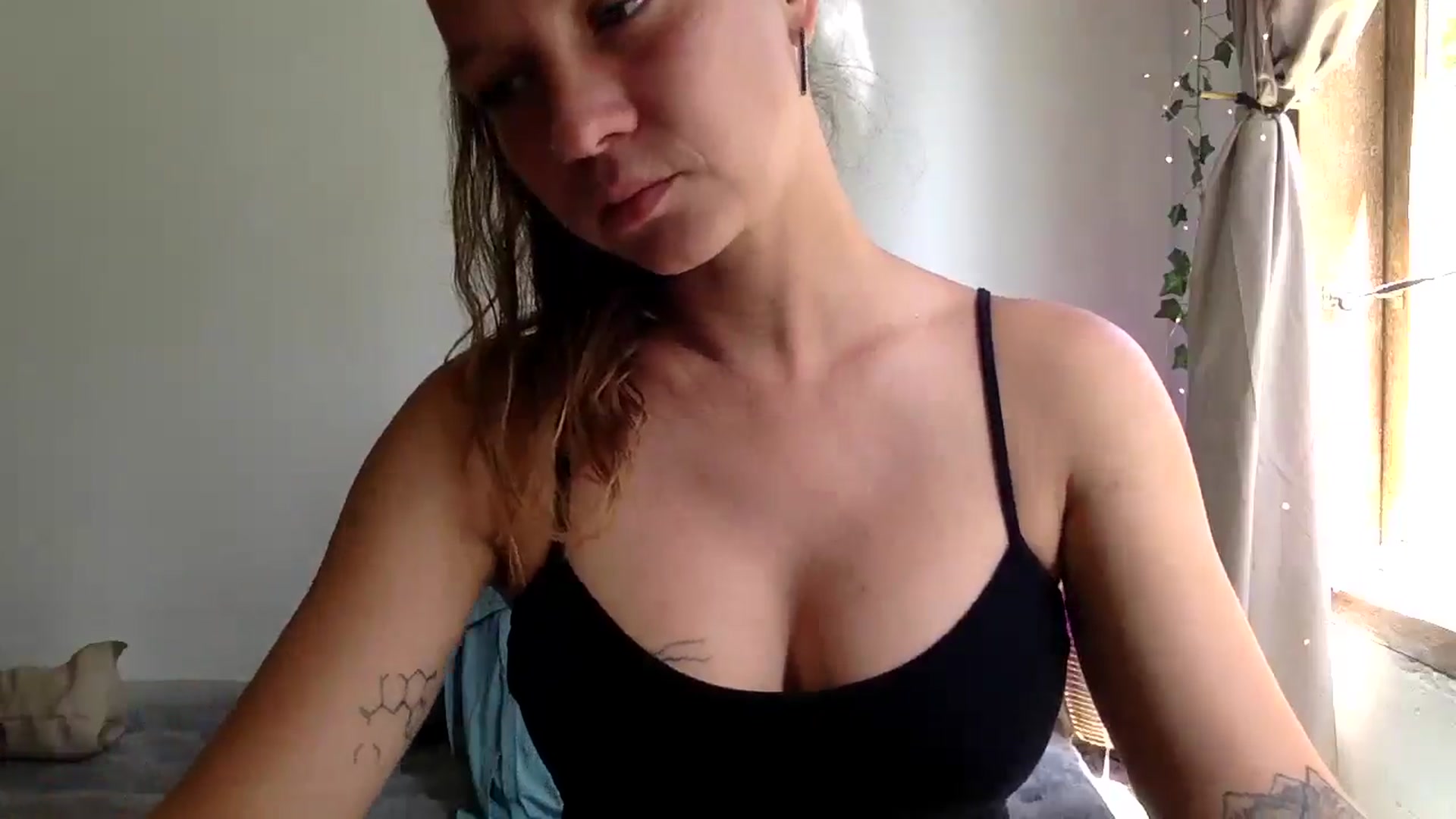 Gallery image thumbnail from Qi_ra's myfreecams stream on, 04/07/2025, 02:28 image 5 of 20
