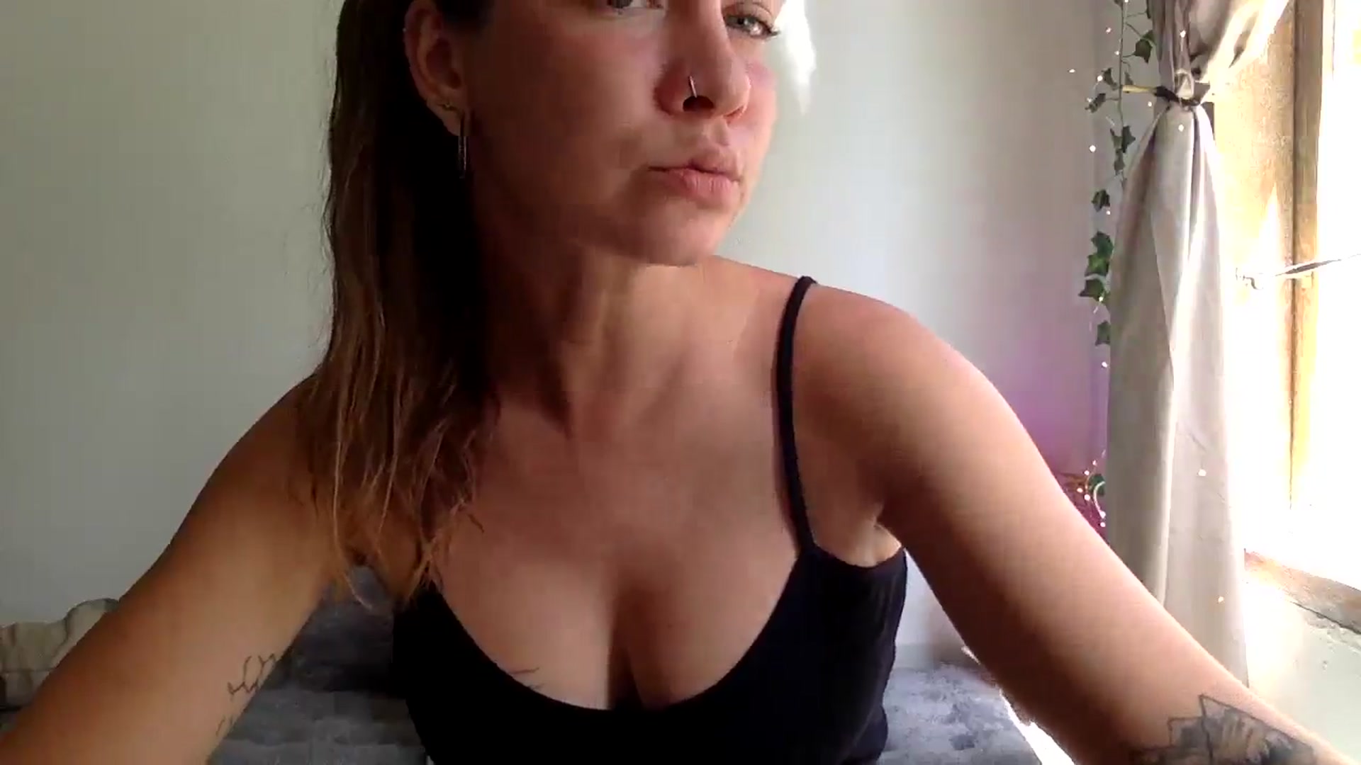 Gallery image thumbnail from Qi_ra's myfreecams stream on, 04/07/2025, 02:28 image 6 of 20