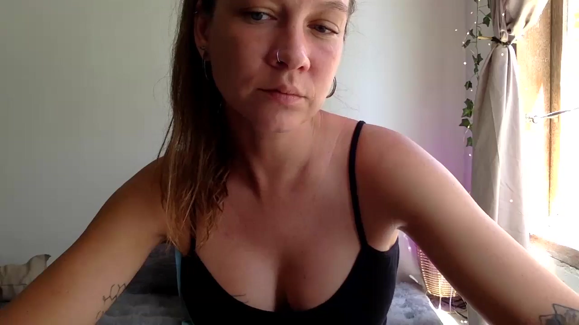 Gallery image thumbnail from Qi_ra's myfreecams stream on, 04/07/2025, 02:28 image 8 of 20