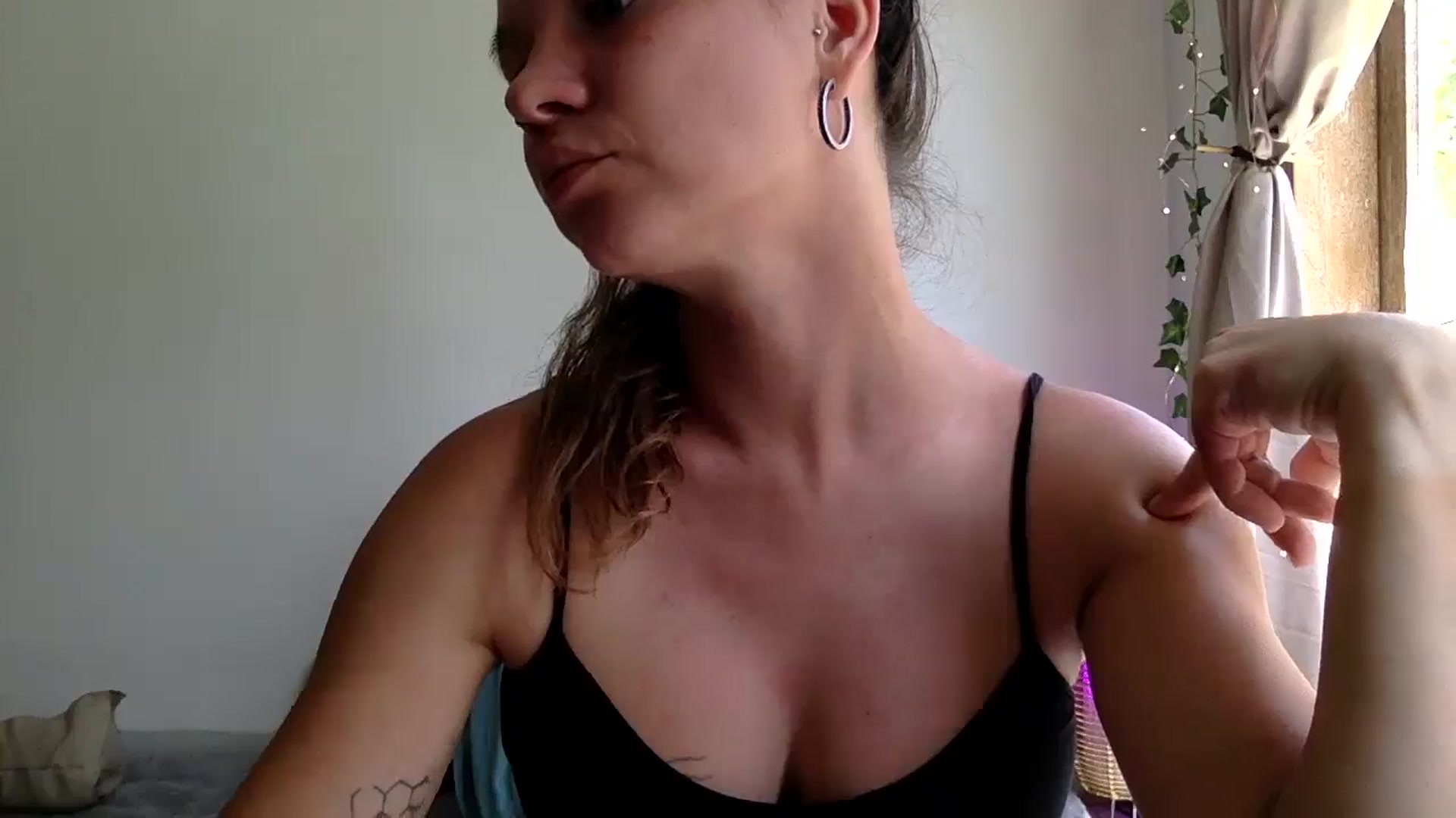 Gallery image thumbnail from Qi_ra's myfreecams stream on, 04/07/2025, 02:28 image 18 of 20