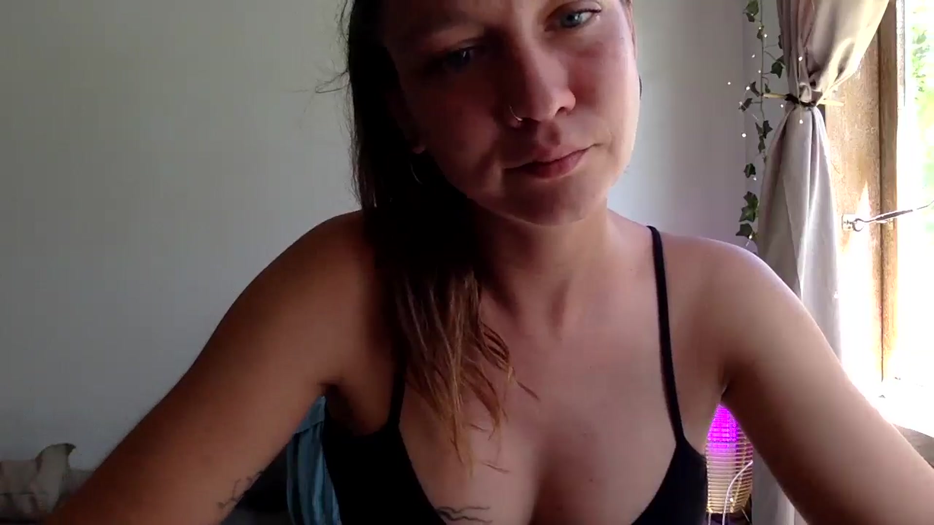 Gallery image thumbnail from Qi_ra's myfreecams stream on, 04/07/2025, 02:28 image 13 of 20
