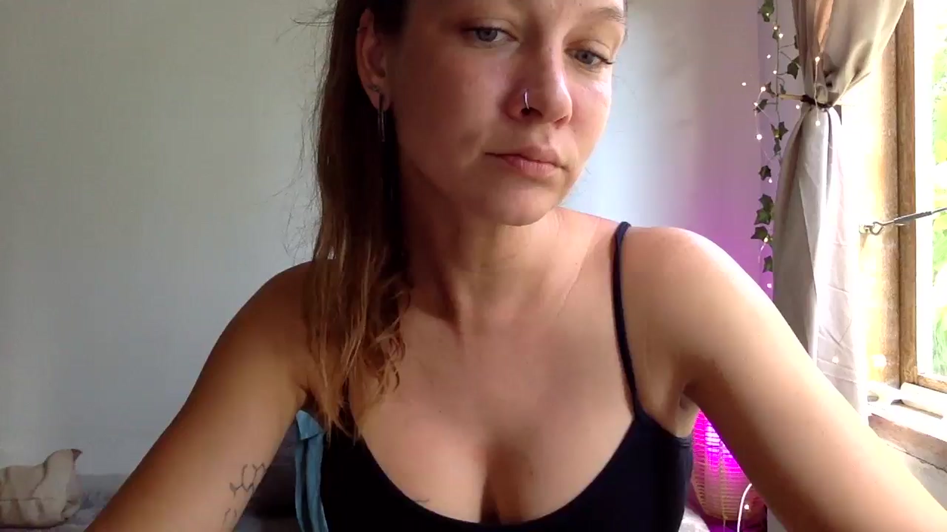 Gallery image thumbnail from Qi_ra's myfreecams stream on, 04/07/2025, 02:28 image 19 of 20
