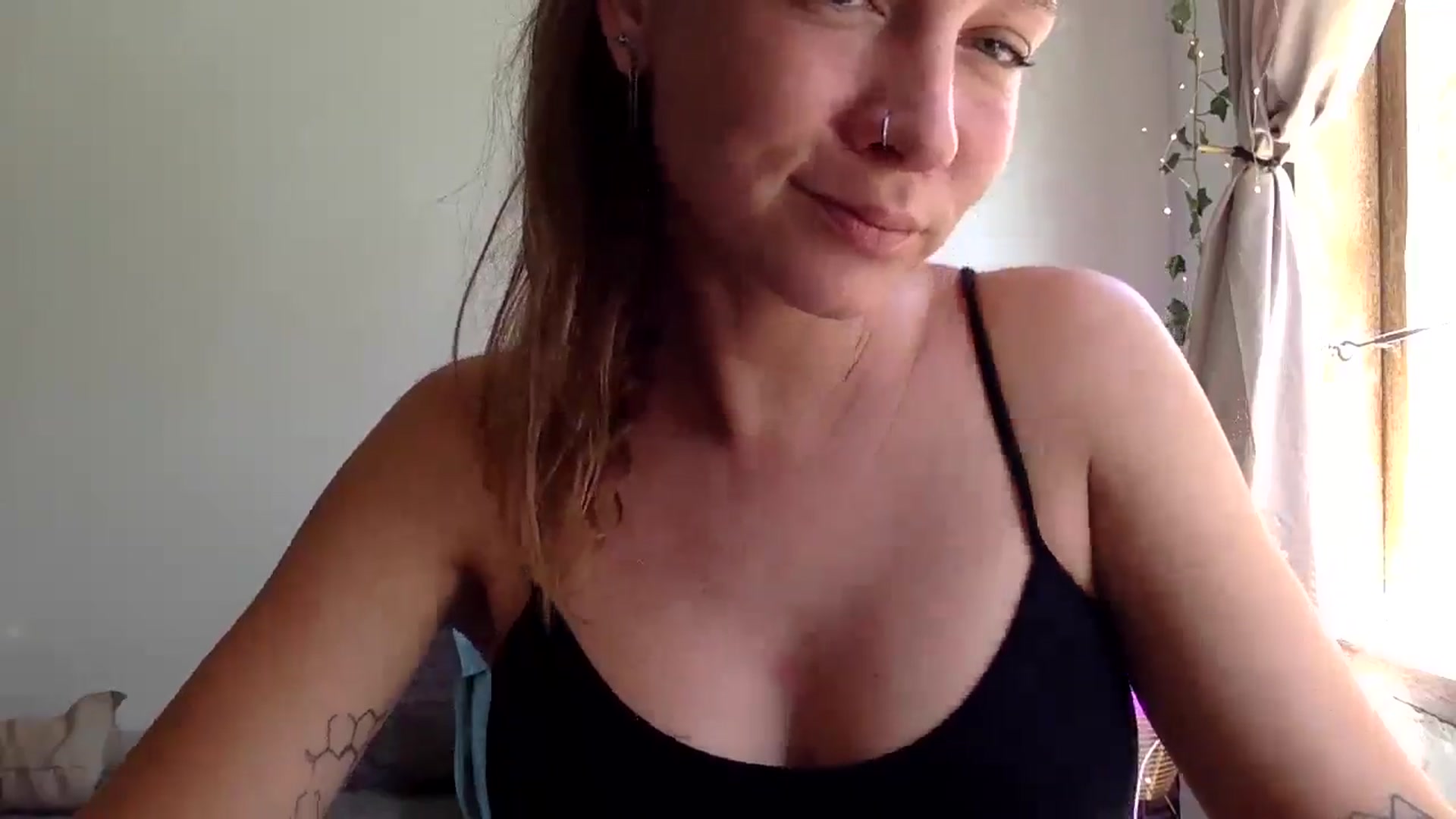 Gallery image thumbnail from Qi_ra's myfreecams stream on, 04/07/2025, 02:28 image 20 of 20