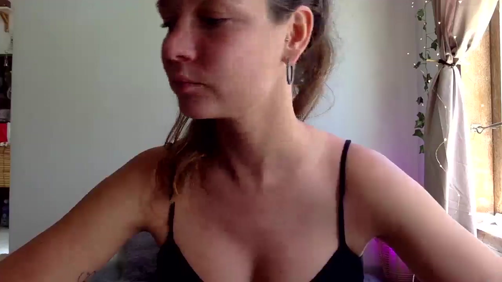 Gallery image thumbnail from Qi_ra's myfreecams stream on, 04/07/2025, 05:13 image 11 of 20