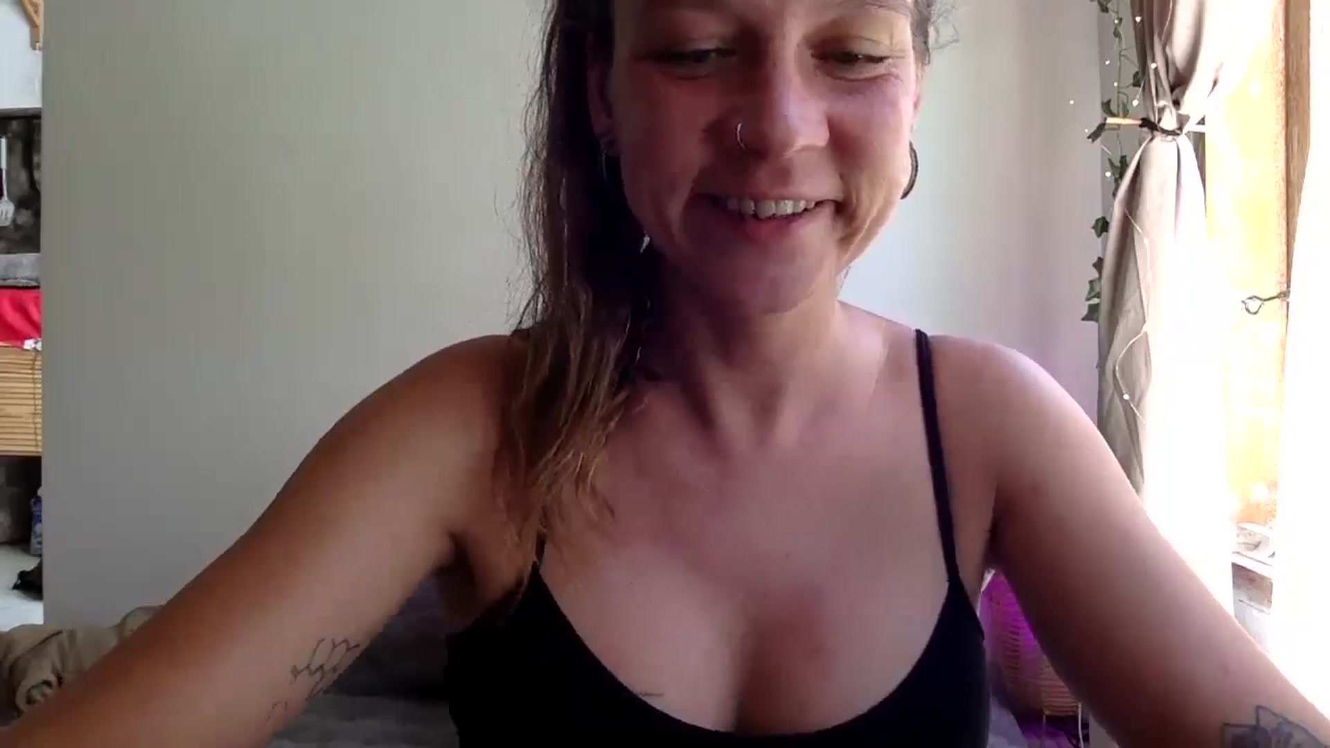 Gallery image thumbnail from Qi_ra's myfreecams stream on, 04/07/2025, 06:34 image 11 of 20