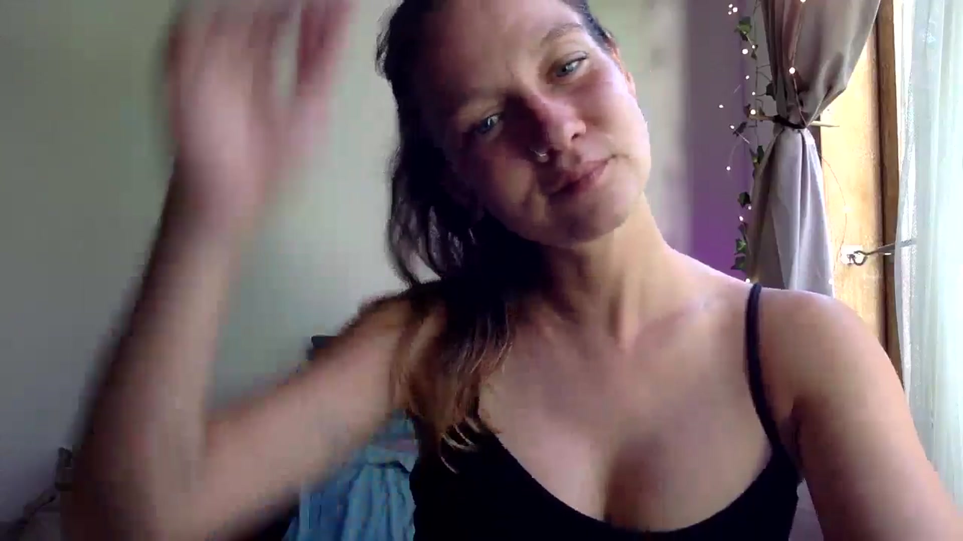 Gallery image thumbnail from Qi_ra's myfreecams stream on, 04/07/2025, 08:22 image 18 of 20