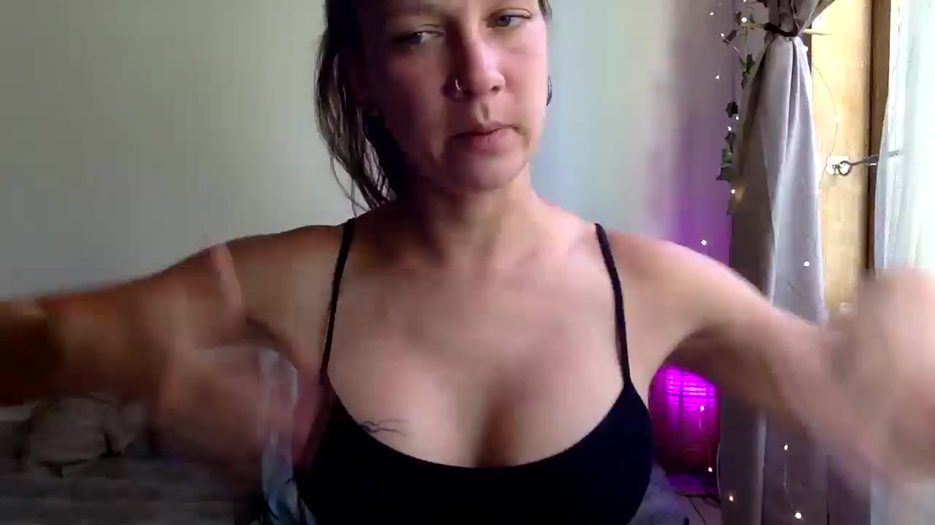 Gallery image thumbnail from Qi_ra's myfreecams stream on, 04/07/2025, 08:22 image 9 of 20