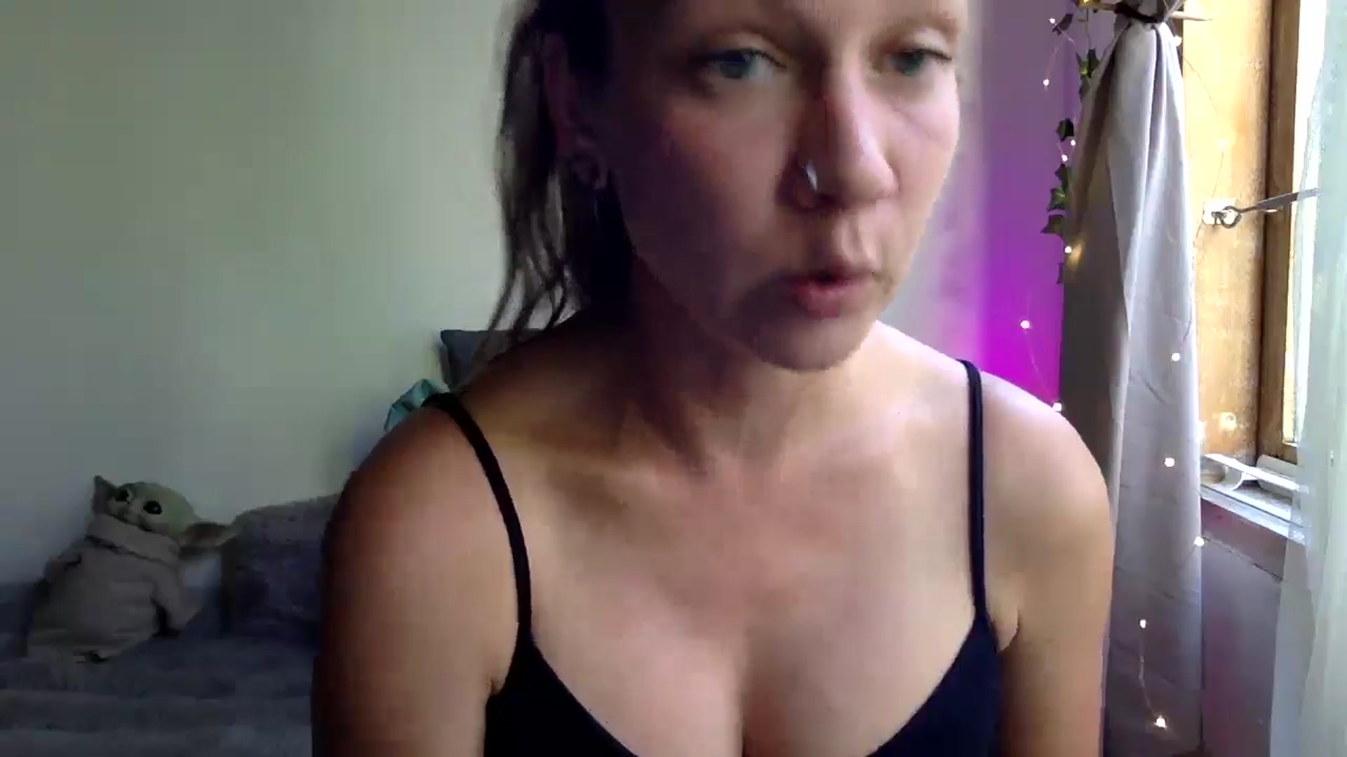 Gallery image thumbnail from Qi_ra's myfreecams stream on, 04/07/2025, 09:08 image 19 of 20