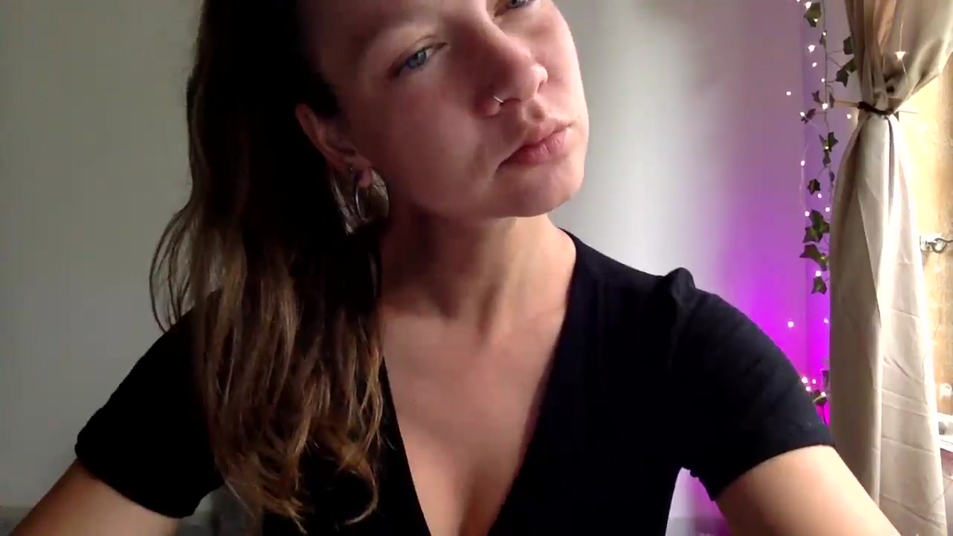 Gallery image thumbnail from Qi_ra's myfreecams stream on, 04/07/2025, 23:38 image 4 of 20