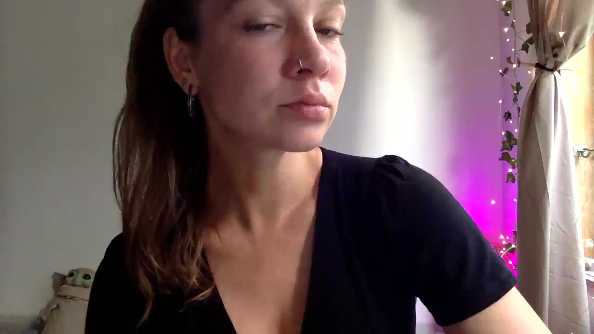 Gallery image thumbnail from Qi_ra's myfreecams stream on, 04/07/2025, 23:38 image 6 of 20