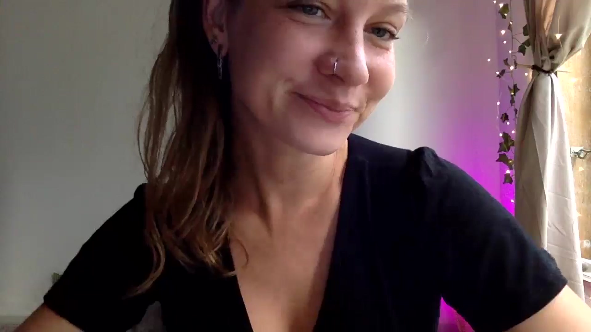 Gallery image thumbnail from Qi_ra's myfreecams stream on, 04/07/2025, 23:38 image 12 of 20